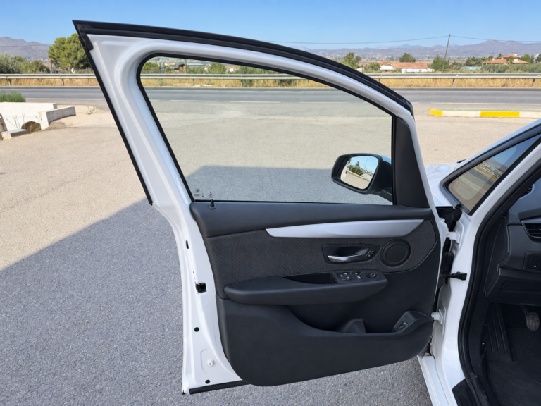 BMW 216D ACTIVE TOURER (14)